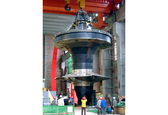 Lắp đặt rotor của nhà máy thủy điện Suyuan ở Thanh Hải